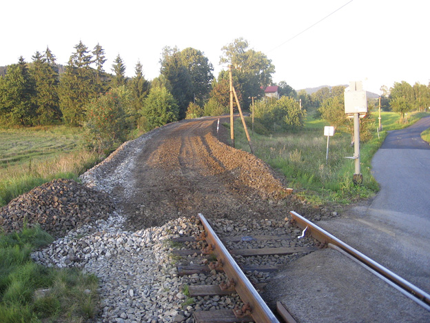 rekonstrukce koleje na trati Šluknov–Dolní Poustevna, průběh výstavby – rozhrnuté štěrkové lože