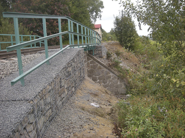 rekonstrukce koleje na trati Šluknov–Dolní Poustevna, opravený most s gabionovou zdí