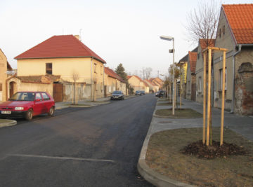 obec Černěves, nový asfalt. povrch a chodníky