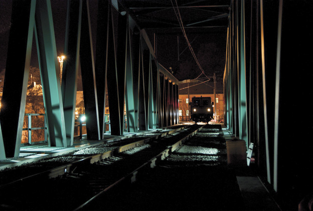 rekonstrukce železničního svršku na mostě v Děčíně; práce ASP podbíječky