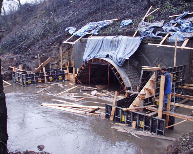 most Svařenice, průběh výstavby ztížený povodněmi