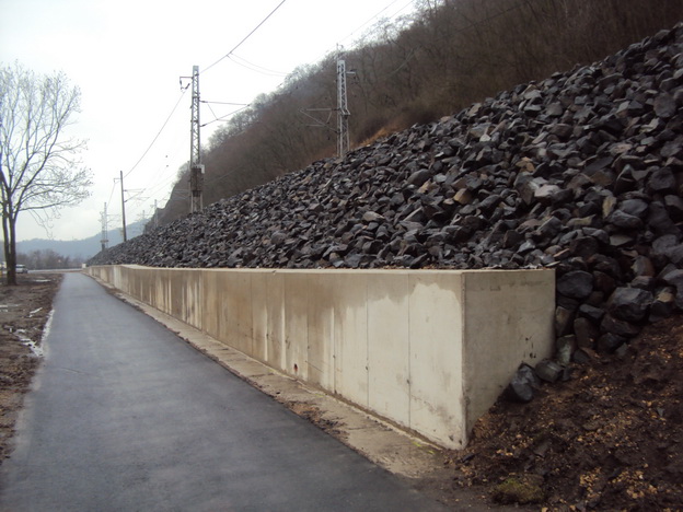 svah Litochovice, dokončená nová železobetonová zeď
