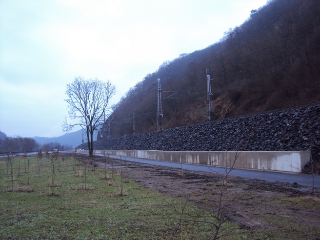 svah Litochovice, dokončená nová železobetonová zeď