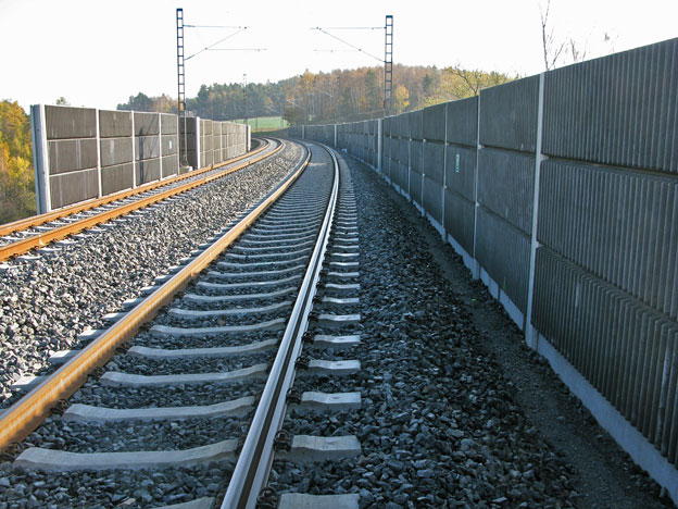 trať Cheb–Praha, pohled na protihlukovou stěnu
