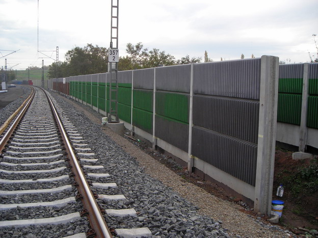 trať Plzeň–Česká Kubice, pohled na protihlukovou stěnu