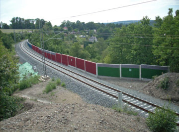 trať Plzeň–Stříbro, pohled na protihlukovou stěnu