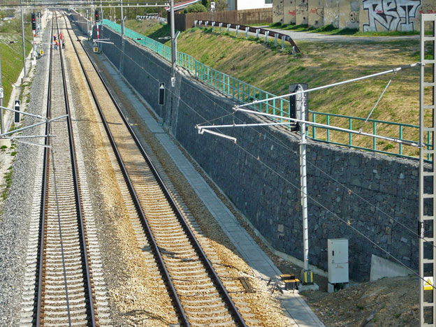 trať Praha–Horní Dvořiště, pohled na opěrnou zeď